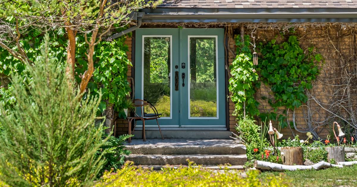 Mid-century modern dreams come true inside this Ontario bungalow, which looks like it came right from the mind of Frank Lloyd Wright himself.  Check out 302783 Douglas St. in Durham, a nearly 4,000-square-foot home surrounded by 53 acres of lush forest, meado…
