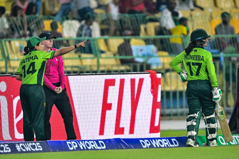India thumped arch-rivals Pakistan by 88 runs in a Women's World Cup clash but the game was marred by controversy as players refused to shake hands at Colombo's R. Premadasa Stadium on Sunday.