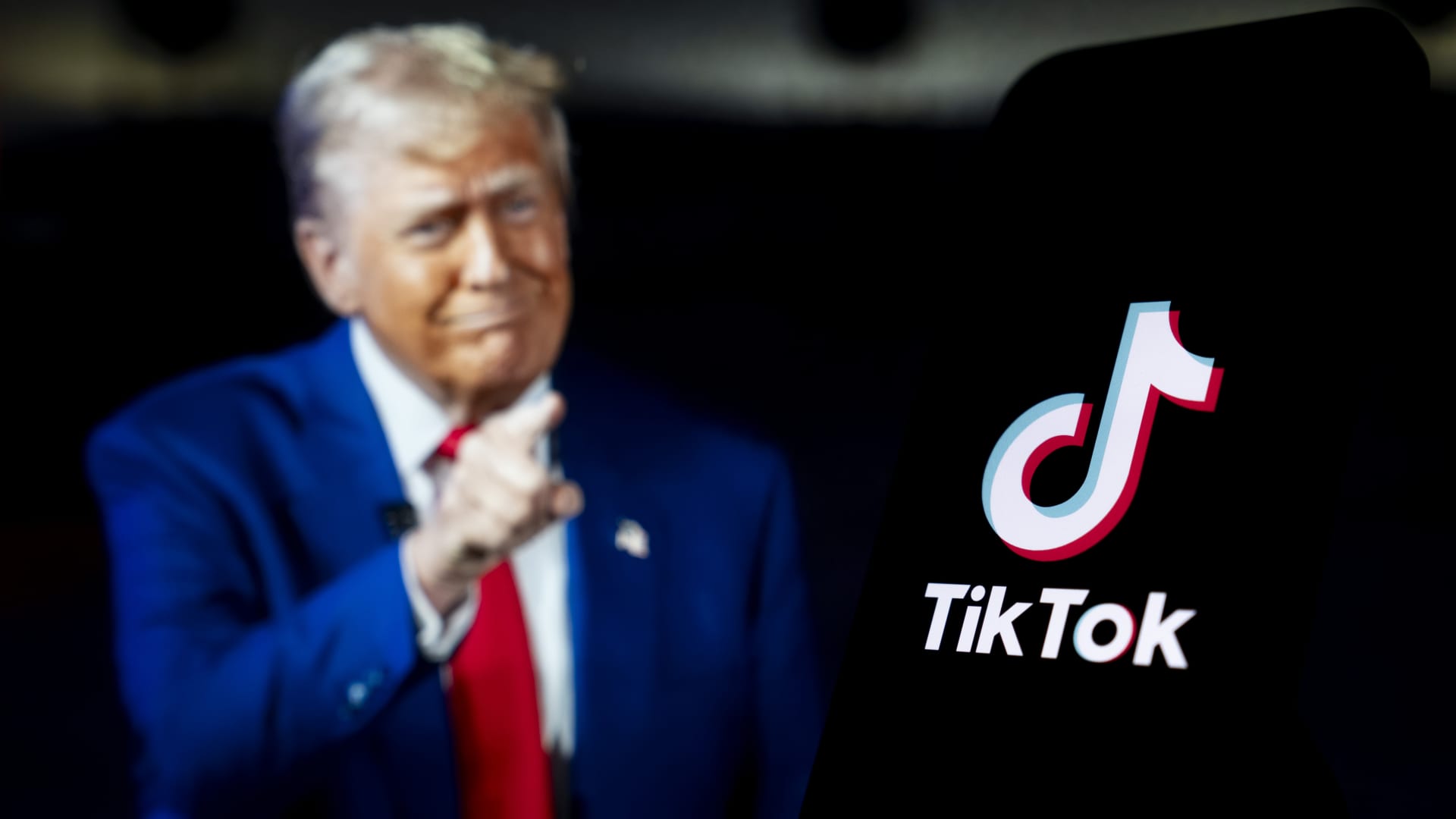 Jonathan Vanian / CNBC:
Trump says Xi Jinping approved the TikTok deal, and JD Vance says the transaction values TikTok US at $14B; ByteDance hasn't acknowledged the deal  —  President Donald Trump on Thursday signed an executive order approving a proposed de…