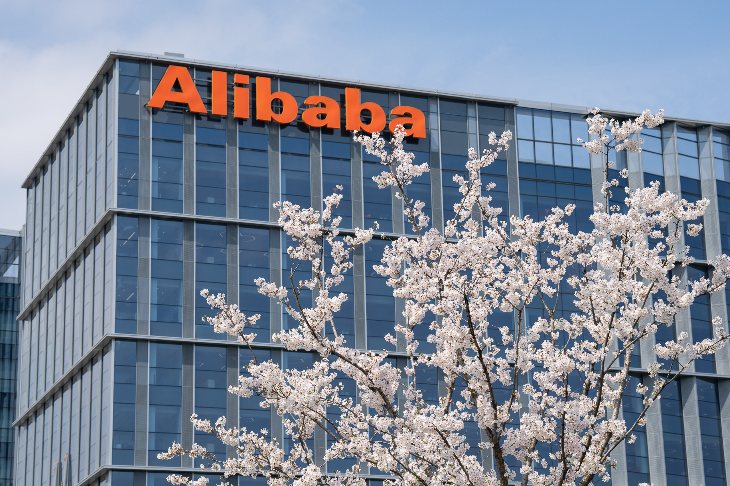 Alibaba Group and Ant Group will jointly invest $925 million (around RMB 6.6 billion) to acquire 13 floors of office space at One Island East in Causeway Bay, setting up their Hong Kong headquarters. The two companies said the move reflects strong confidence …