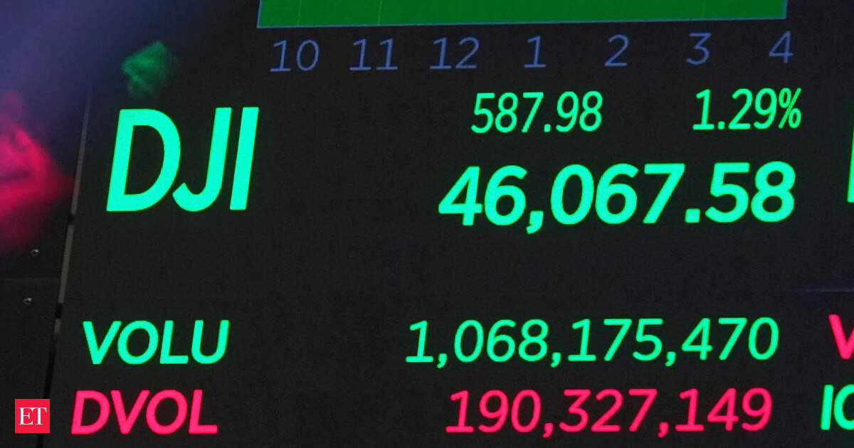 Wall Street's main indexes ended with a sharp increase on Monday (October 14, 2025). Broadcom and other chipmakers led the gains. President Trump's comments eased trade worries with China. AI-related stocks performed exceptionally well. The S&P 500 and Nasdaq…