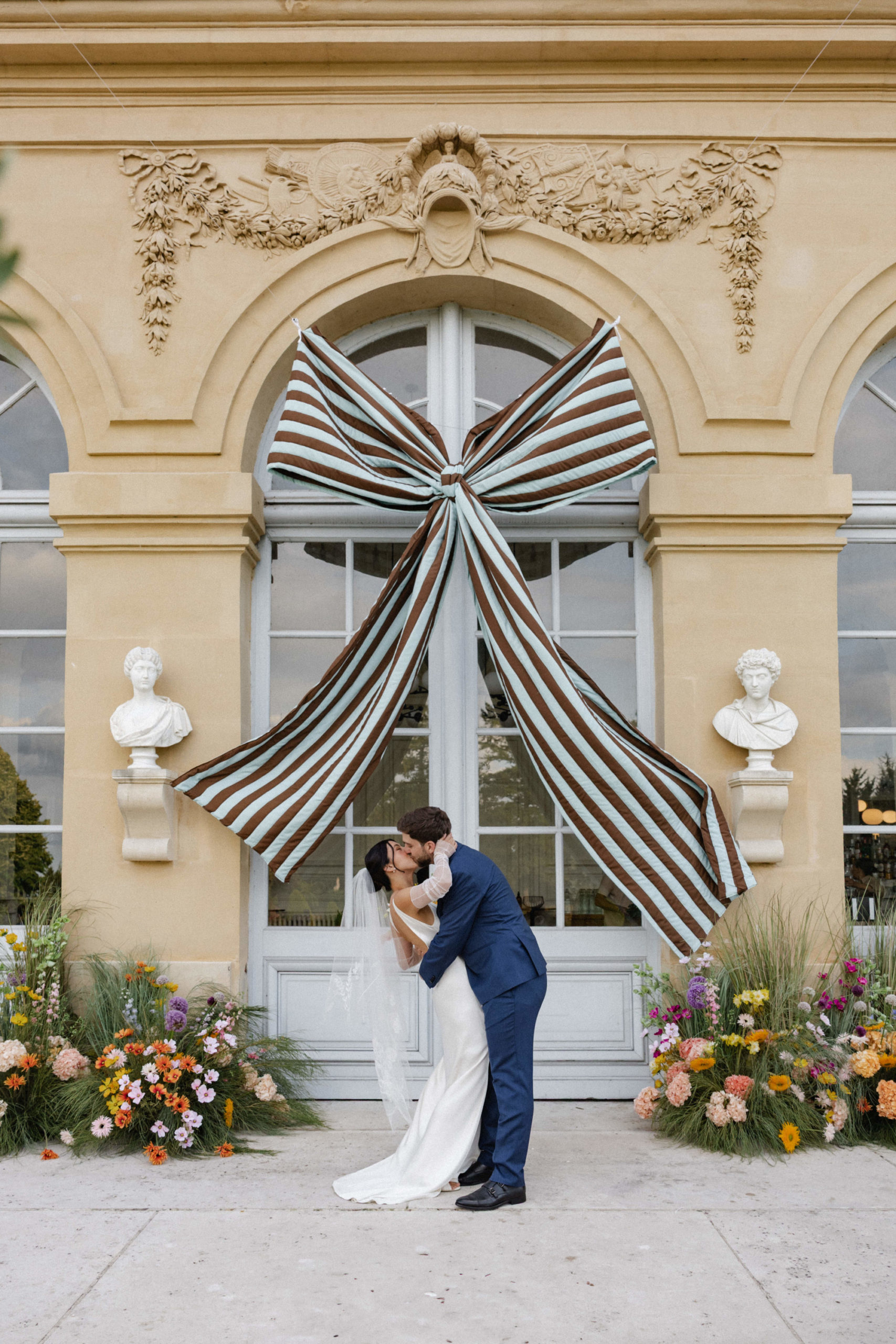 There’s something undeniably magical about a wedding in France, especially when it unfolds just minutes from Versailles in the gardens of a historic hôtel particulier. This destination celebration was the perfect blend of old-world grandeur and modern artistr…