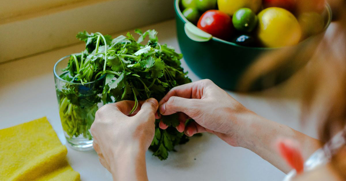 She's either stupid or malicious, and I'd bet my hat on the latter.
Allergies are not to be messed with, especially severe ones. One time when I was working as a cashier at a Chinese restaurant, a dude called in to order for pickup and said his wife was high…