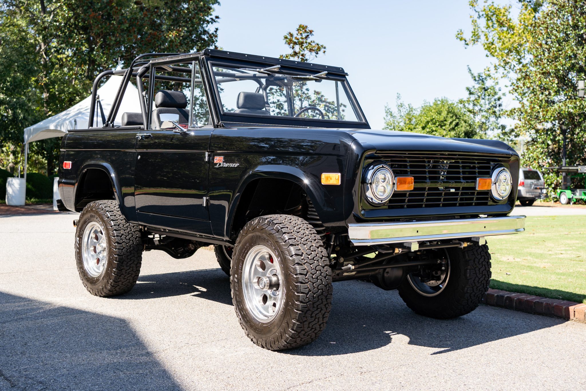 This 1967 Ford Bronco was refurbished and modified by the selling dealer, Palmetto Broncos of Taylors, South Carolina, and it is powered by a 5.0-liter Gen 3 Coyote V8 linked to a 10R80 ten-speed automatic transmission, an Advance Adapters Atlas two-speed tra…