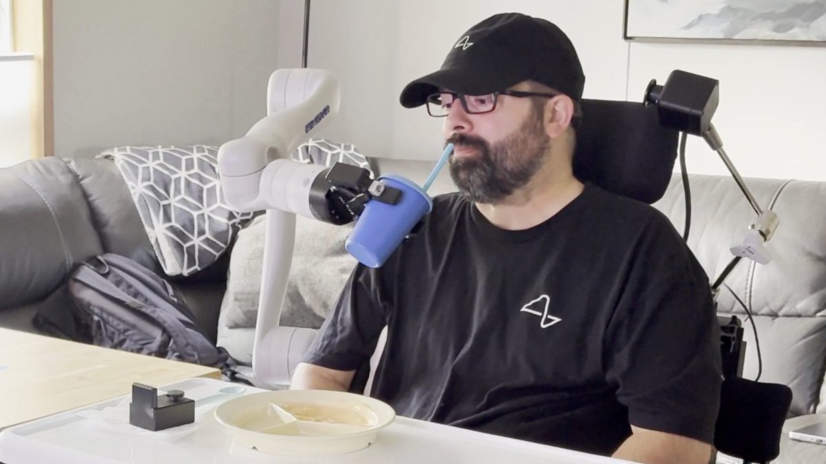 Neuralink patient Nick Wray demonstrates how the brain chip lets him control a robot arm to take a drink from a cup.
A Neuralink brain chip patient is now controlling a robot arm with his mind.On Monday, Nick Wray posted a video of himself demonstrating the c…