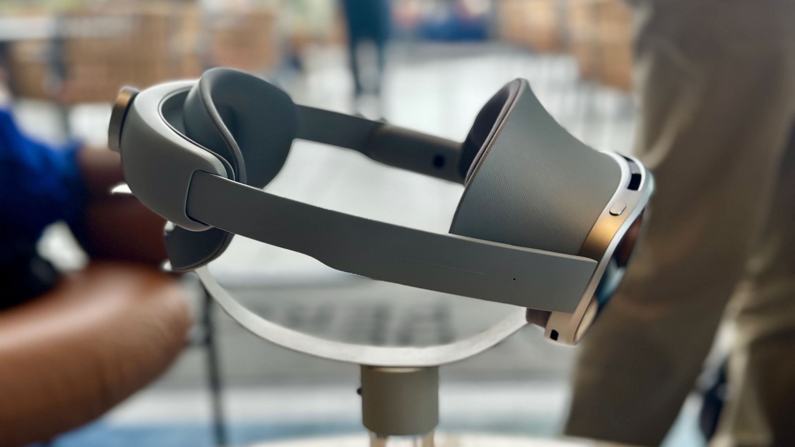 Samsung finally launched its Galaxy XR headset, OnePlus also officially announced the launch date of its next flagship, Google rolled out an essential button on Android Auto, Galaxy S26 launch could be delayed by several weeks, and we got to see Amazon's smar…