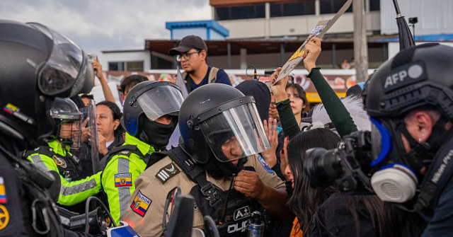 Violent rioters in Ecuador on Sunday assaulted a convoy loaded with humanitarian aid led by President Daniel Noboa in the province of Imbabura amid fierce anti-government protests over the end of fuel subsidies, according to the Ecuadorian government.
The pos…