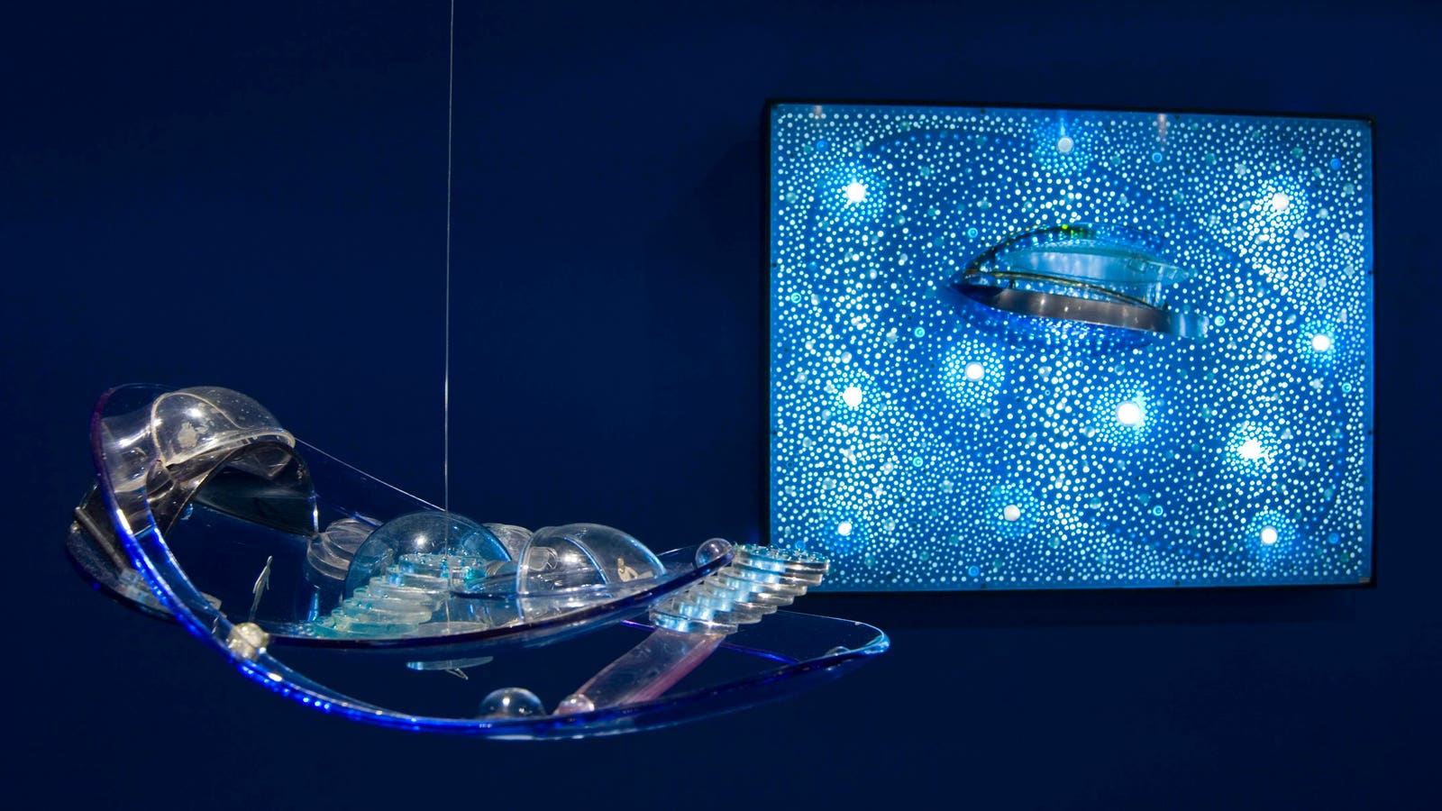 The Museum of Fine Arts Houston revives the urban vision of the Argentinian artist Gyula Kosice, who sought to free humankind by setting housing in the clouds.