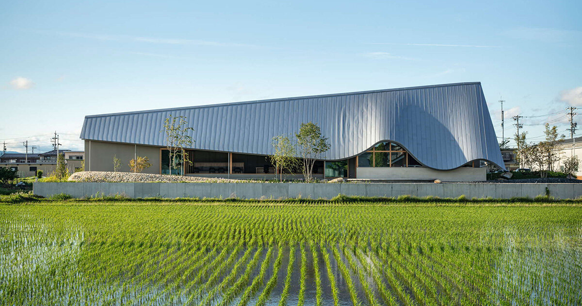 located in japan's hashima city, a sculptural office by atelier nagara and permanent co. rises from a calm expanse of rice fields.
The post atelier nagara + permanent co. top office in hashima, japan with rippling rooftop appeared first on designboom | archit…