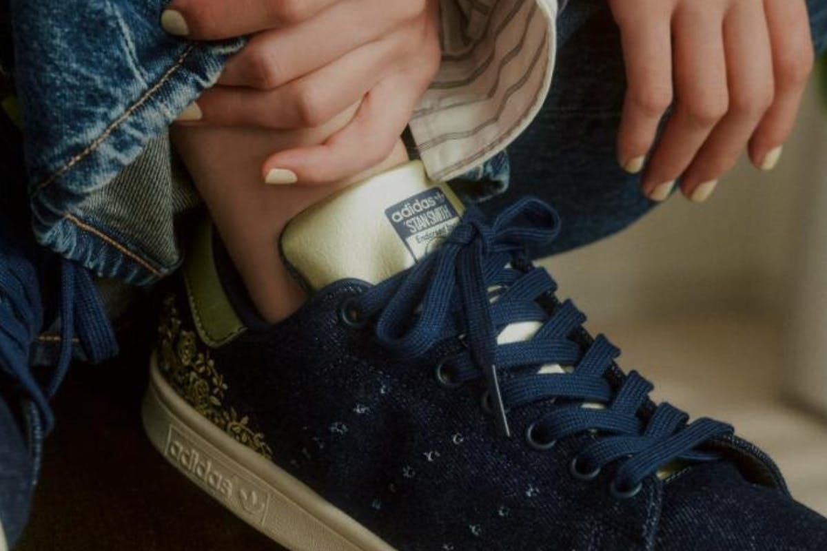 The adidas Stan Smith Denim blends soft denim, sharp metallic accents, & floral embroidery for a clean, grown-up twist on the classic sneaker.