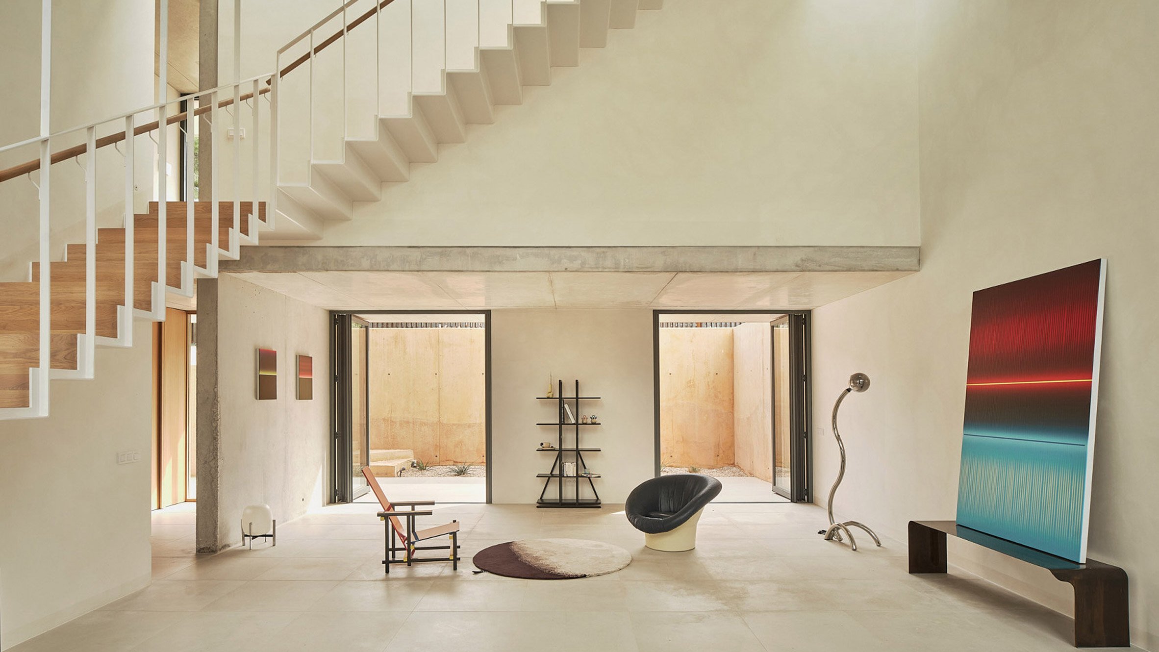 Spanish studio Rául Sánchez Architects has taken advantage of a sloping site in Tarragona to create a concrete home with a sunken courtyard, which opens up into a double-height living area. Named House in Cala Tamarit, the orthogonal, exposed concrete dwellin…