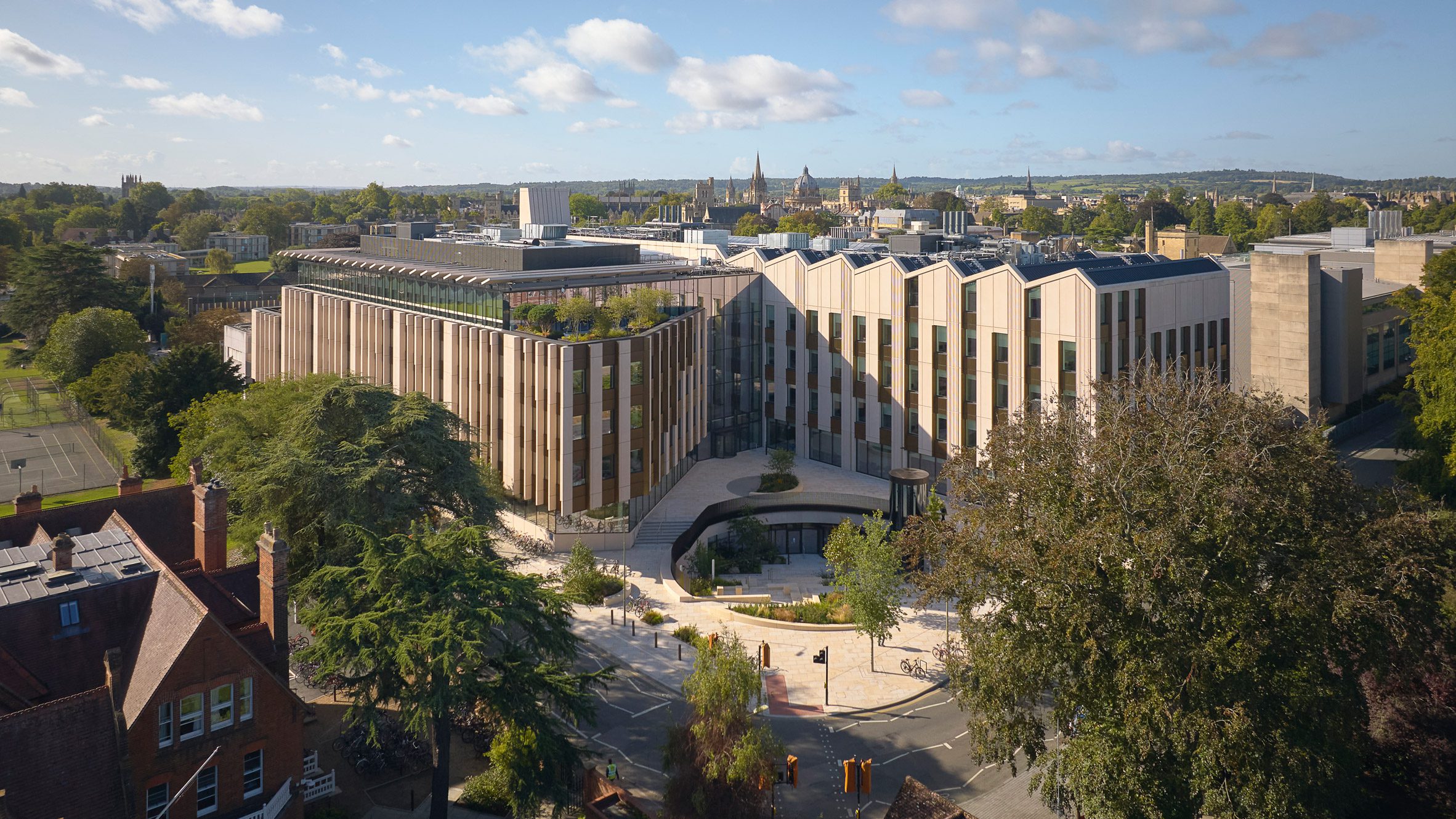 Rippling stone panels based on the shape of a brainwave clad the Life and Mind Building at the University of Oxford, completed by international architecture studio NBBJ. Bringing together departments of biology and experimental psychology, the Life and Mind B…