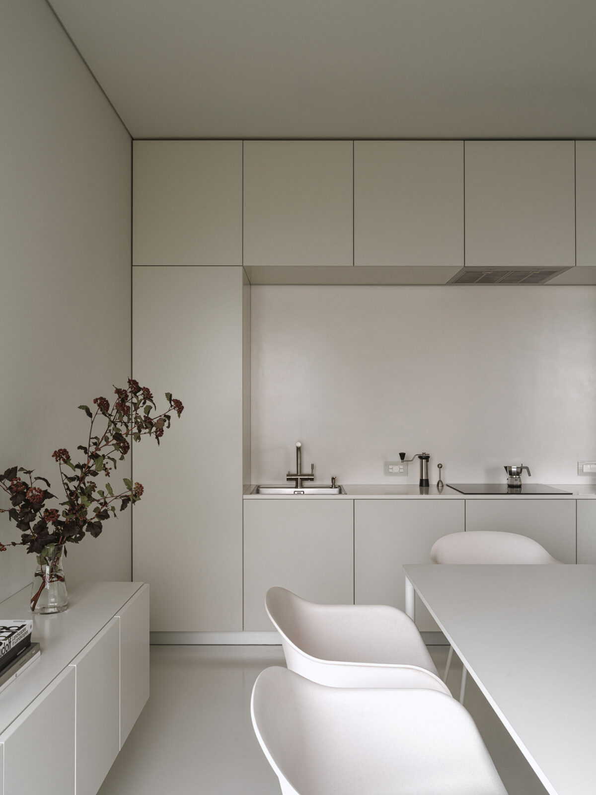 Learn how shape and light create a calm, modern interior inside the Geometry Apartment—an elegant minimalist home defined by clean lines and soft neutrals.