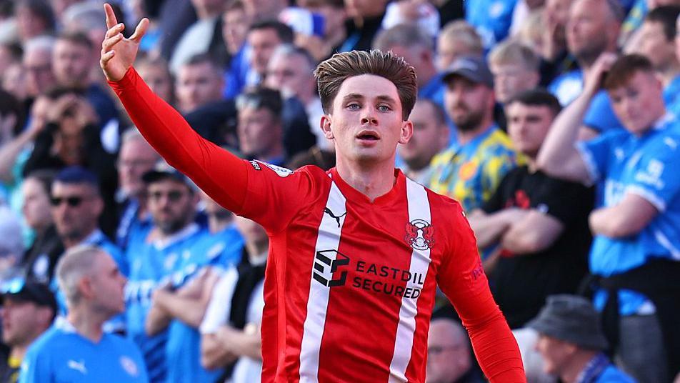 Ollie O'Neill says the high turnover of players at Leyton Orient means there is no hangover from last season's League One play-off final disappointment.