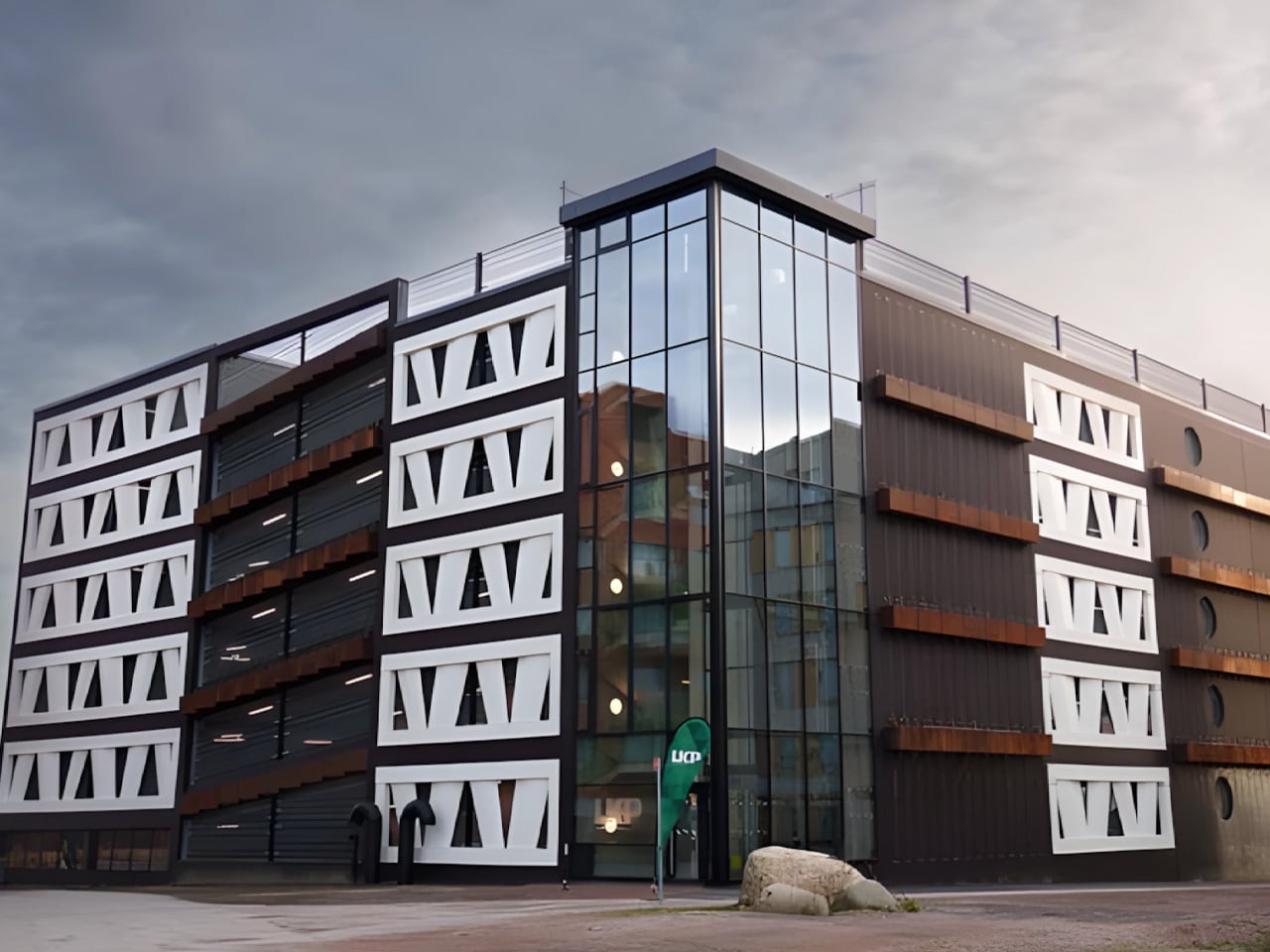 Sweden Transforms Wind Turbine Waste Into Europe’s First Blade-Built Parking GarageSweden has opened the doors to a parking garage unlike any other in Europe. The Niels Bohr car park in Lund stands as a testament...