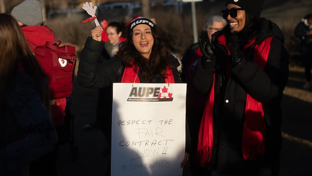 A deal reached a minute before thousands of Alberta health workers were set to strike last weekend has been approved, their union says.
