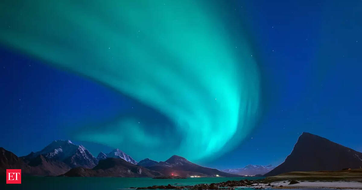 The northern lights may brighten the skies across up to 15 U.S. states tonight as heightened solar activity nears the Earth. “Two factors could cause geomagnetic storms this week, forecasters stated,” that includes high-speed solar winds and a potential coron…