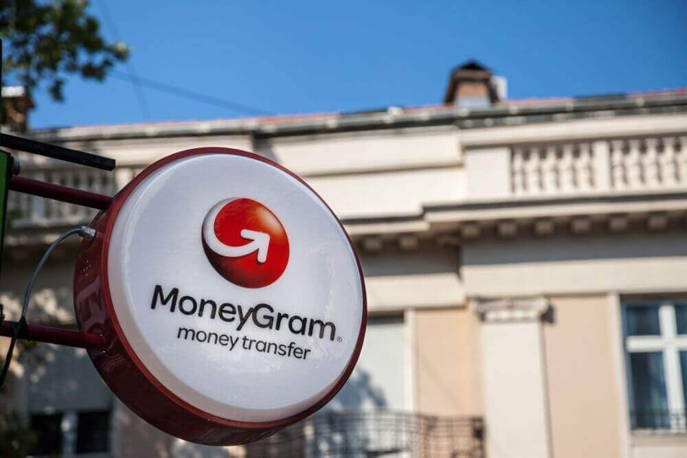 MoneyGram adopts Fireblocks for instant, low-cost stablecoin payments. The partnership enhances liquidity, treasury, and multi-chain stablecoin settlements. Programmable infrastructure supports real-time global money transfers. MoneyGram has partnered with Fi…
