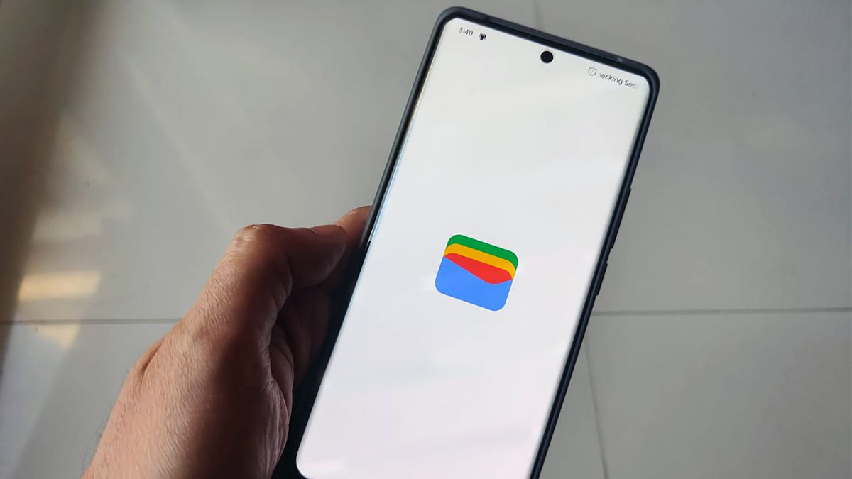 Google Wallet's new feature automatically shows your boarding pass, event ticket, or loyalty card on your lock screen when you arrive at the relevant location.