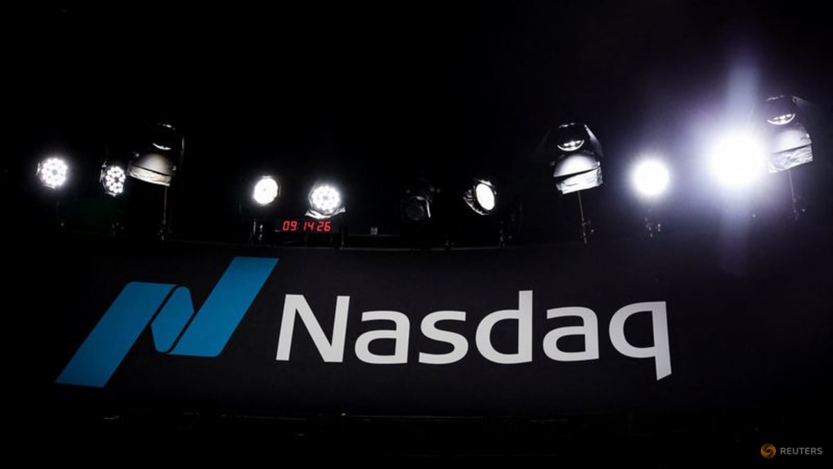 Dec 2 : Automated digital wealth management firm Wealthfront said on Tuesday it was aiming to raise as much as $485 million in its initial public offering in the United States.Wealthfront, founded in 2008 by Andy Rachleff and Dan Carroll, provides automated t…