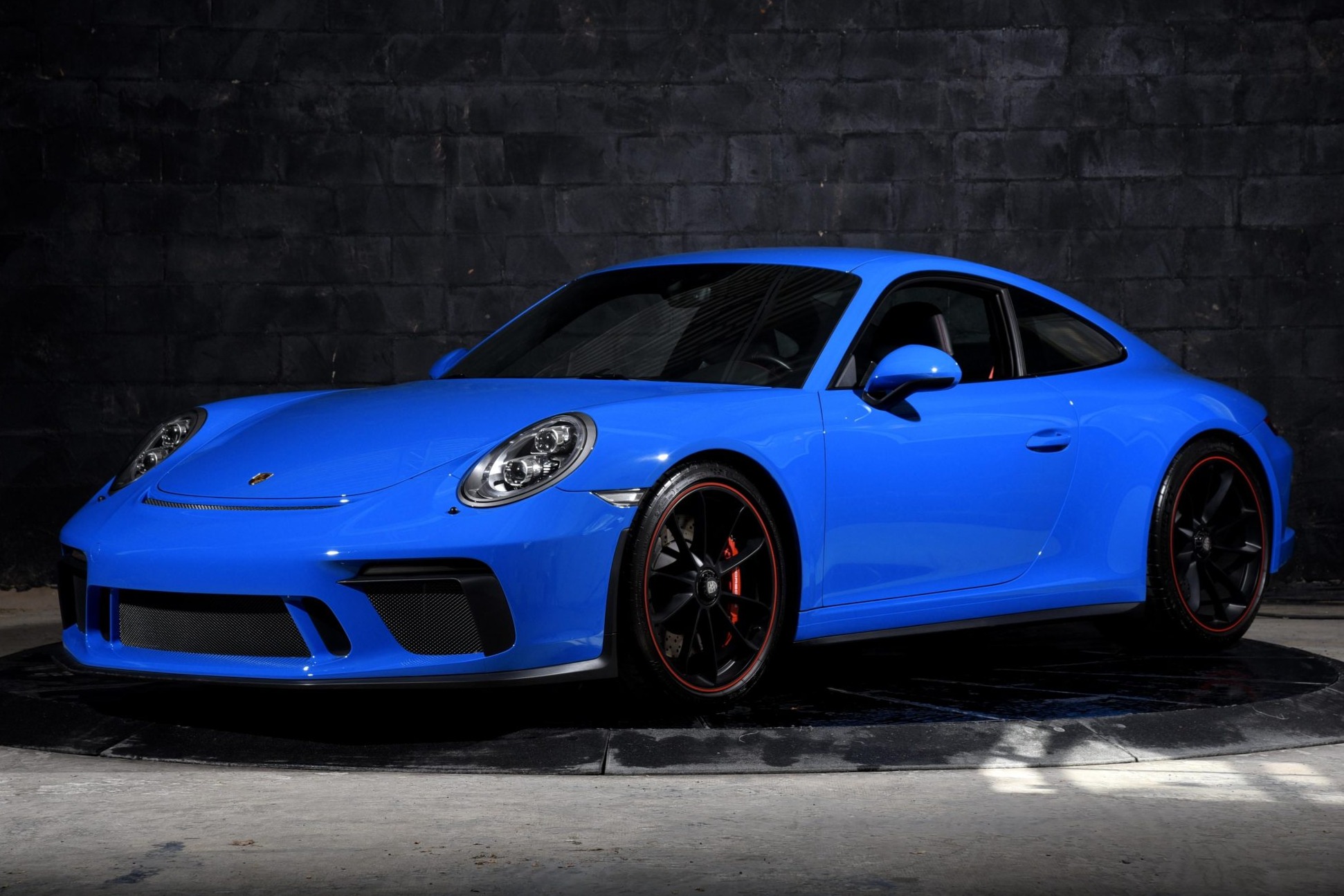 This 2018 Porsche 911 GT3 Touring remained with a single owner until 2025, and it now has 3,700 miles. Finished in paint-to-sample Voodoo Blue over Black leather and cloth, it is powered by a 4.0-liter flat-six paired with a six-speed manual transaxle. Equipm…