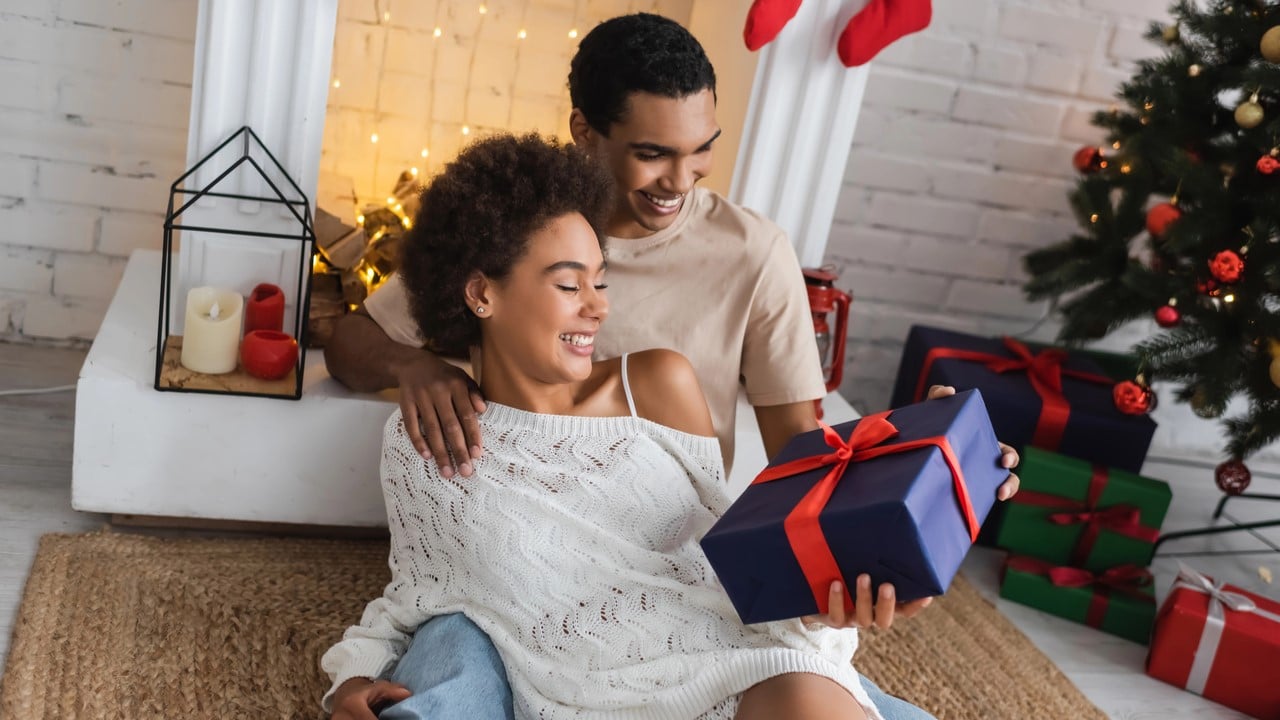 Buying for your girlfriend shouldn’t feel like a game of emotional roulette — but that’s exactly how it goes every Christmas. You want thoughtful, stylish, meaningful… yet somehow you end up in a panic 48 hours before Christmas Eve scrolling “gift ideas for h…