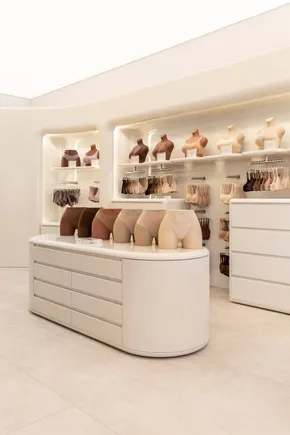 The apparel brand co-founded by Kim Kardashian sought to draw inspiration from classic holiday variety shows for a 45-minute shopping experience.