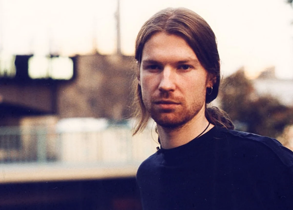 On his Soundcloud account user18081971, Aphex Twin has shared two new mixes, ”Zahl am1 live track 1” and “Zahl am1 live track 1c f760m1 unfinshd”.