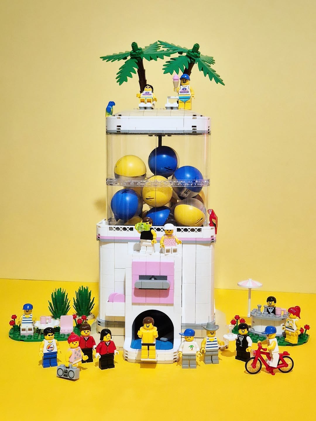 @lego_m.art reimagines the Minifigure Vending Machine as a pastel pink infused tribute to Paradisa that has us hankering for more of this classic '90s theme.
The post Paradisa pastels for a poolside gashapon party appeared first on The Brothers Brick.