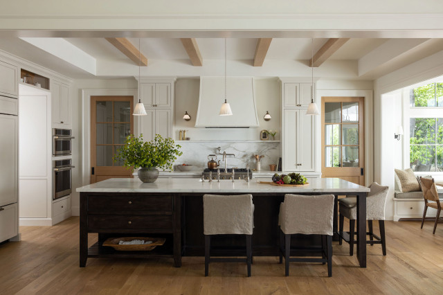 After falling in love with Granite Bay, California’s horse trails, open spaces and swimmable lakes, designer Rachel Madden and her husband rented a house next to a community pasture. A year later, they took the plunge and bought it. To transform the modest 19…
