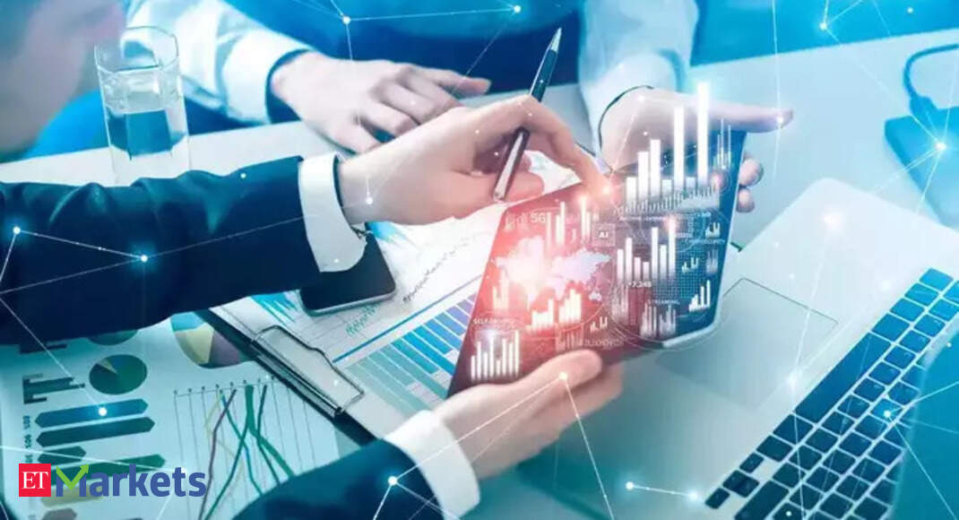 India’s headline indices ended in the red on Thursday amid selling pressure in the IT and bank stocks. Nifty remained mostly under selling pressure throughout the day as the index failed to move beyond the crucial resistance level of 25,260, leading to long u…