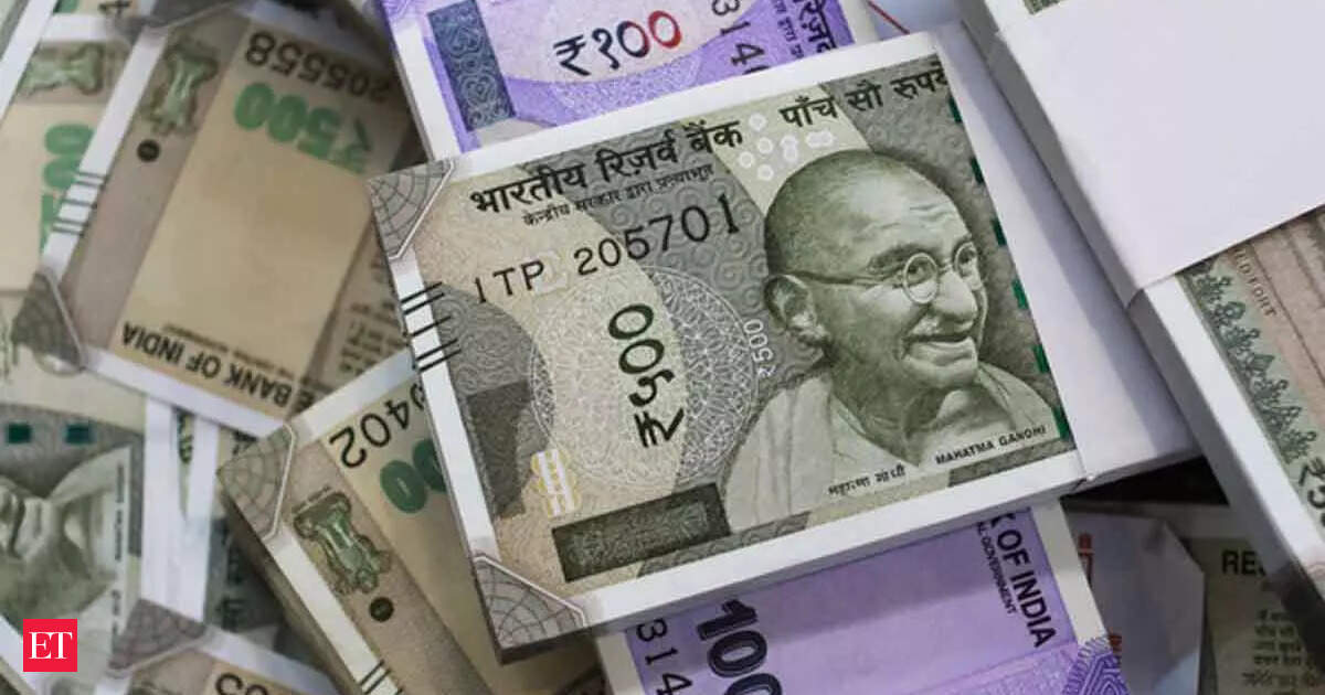 FinTech non-banking firms achieved a record in personal loan sanctions for fiscal year 2025. They approved 10.9 crore loans, totaling Rs 1,06,548 crore. These lenders dominate loan volumes, meeting the demand for small loans. Younger consumers and those in sm…
