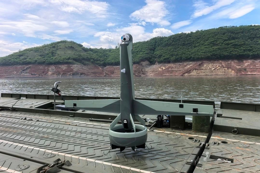 《南華早報》近日報導了中國在四川公開了新型垂直起降無人機，並在當地進行的一場防災演習中展示飛行。 A China-developed ducted-fan vertical take-off and landing (VTOL) tail-sitter drone recently made its...