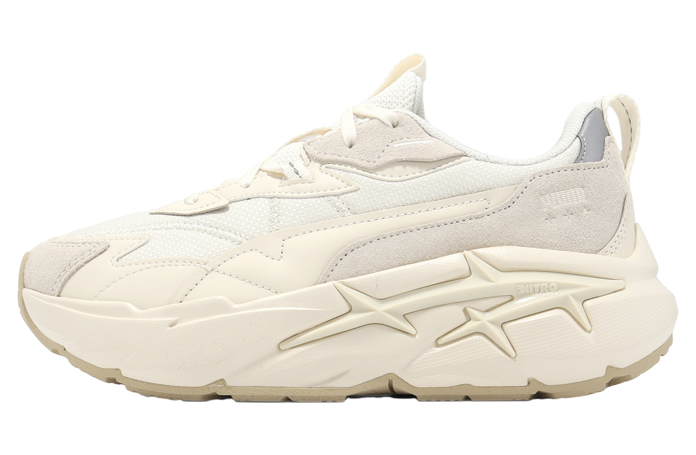 The Puma Spina Nitro Tonal WMNS Alpine Snow / Frosted Ivory is a striking addition to Puma’s expanding roster of performance-inspired sneakers. Designed specifically for women, this model draws attention with its elegant blend of Alpine Snow and Frosted Ivory…