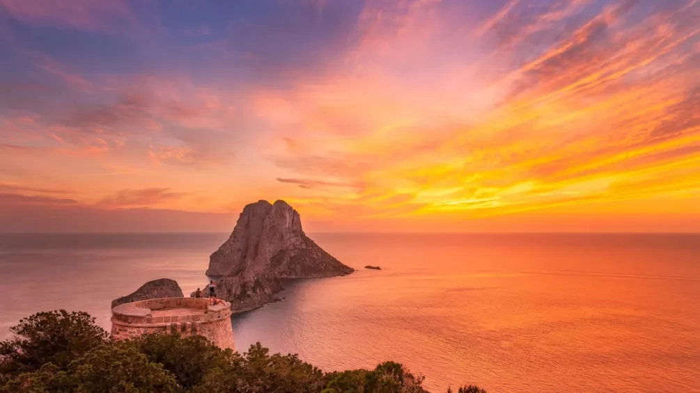 The Cala d’Hort viewpoint, which overlooks the es Vedrà island, is a protected area by the European Union and an Area of ​​Special Natural Interest (ANEI).