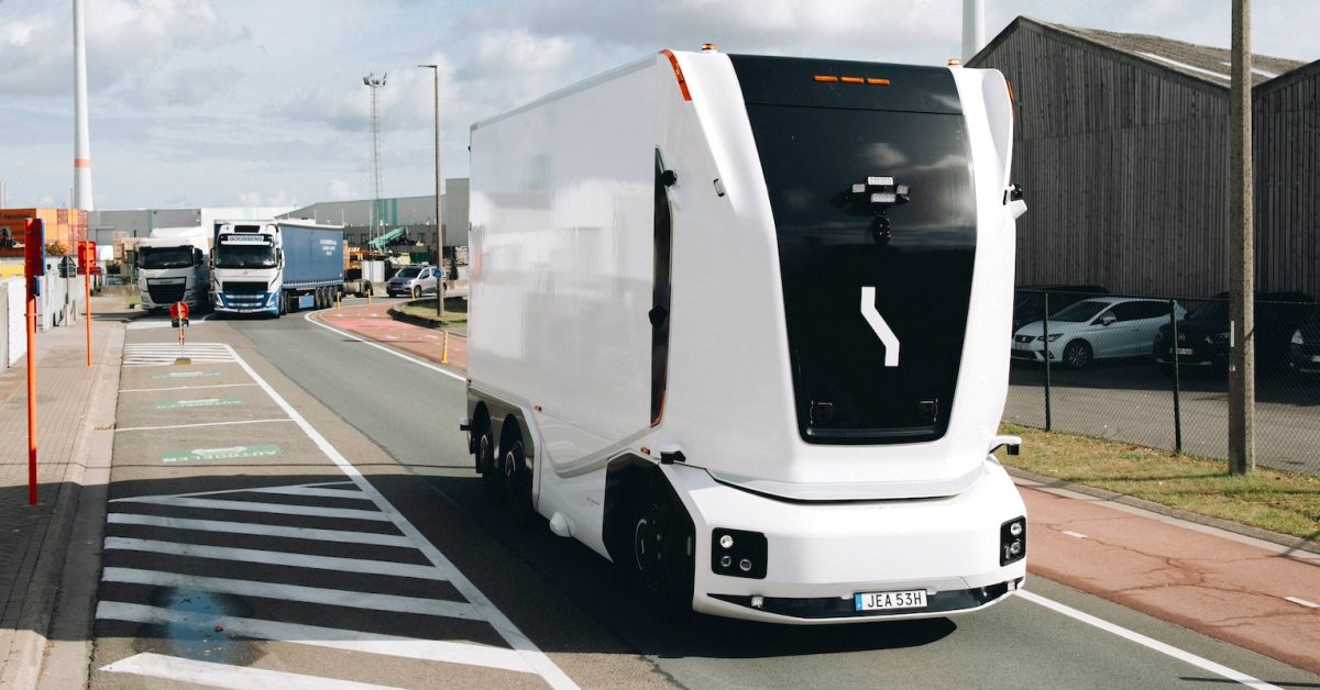 While Tesla has struggled to deliver on the hype of its self-driving promises, Einride has been quietly developing a Level 4 self-driving electric truck. Now, that quiet effort is paying off. For the first time, the company is operating a fully autonomous, he…