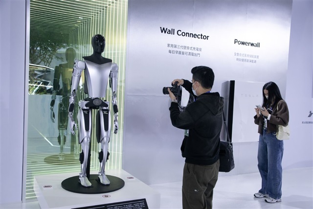 Tesla is upgrading its next-generation humanoid robot, Optimus, with a new focus on lightweight construction. Under Tesla's leadership, the robotics manufacturing sector is experiencing a trend toward slimming down robots by refining materials to reduce overa…