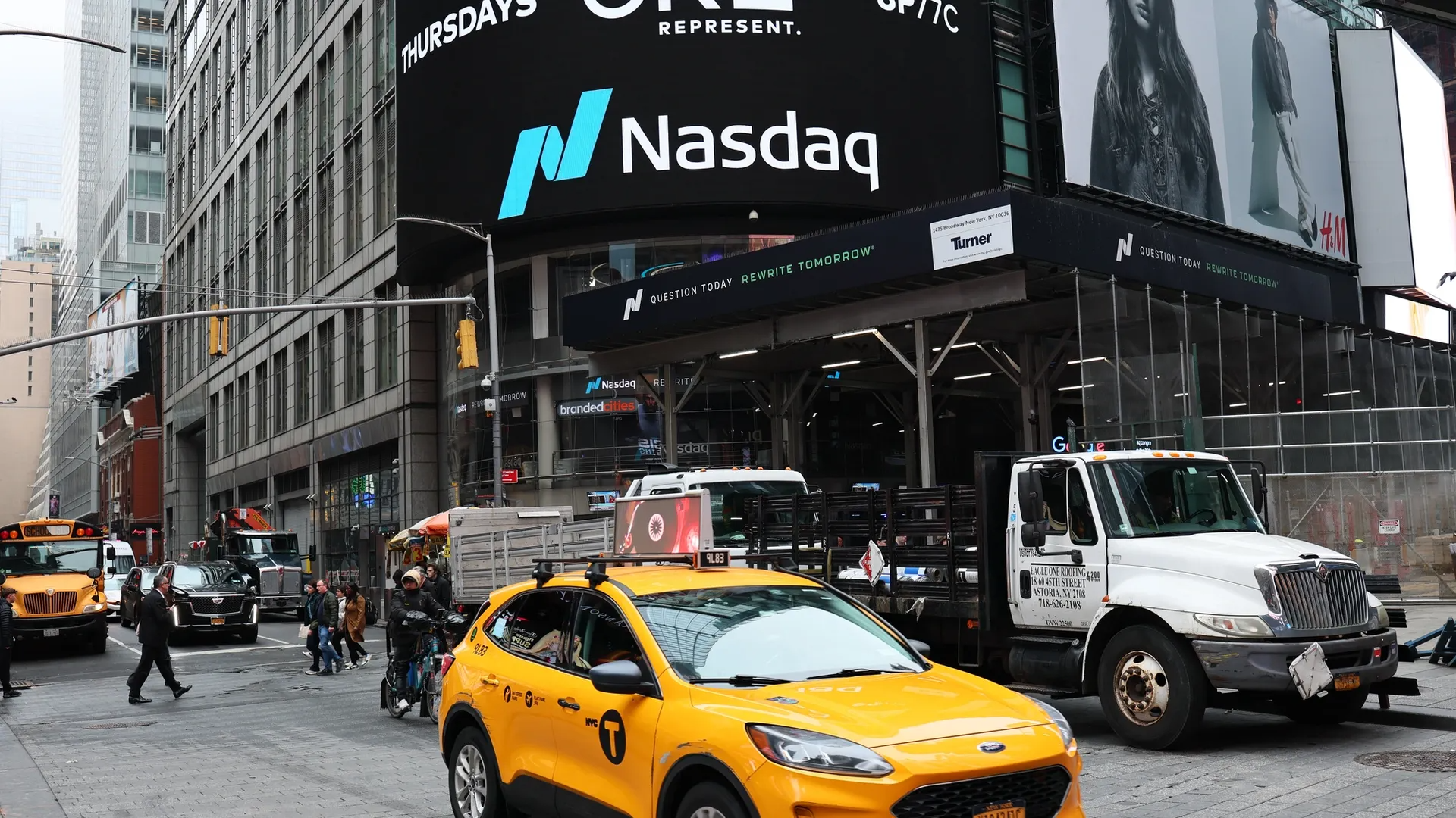 Shares of Gemini rose sharply on their first day of trading, as the Winklevoss brothers doubled down on their bullish long-term outlook for bitcoin.