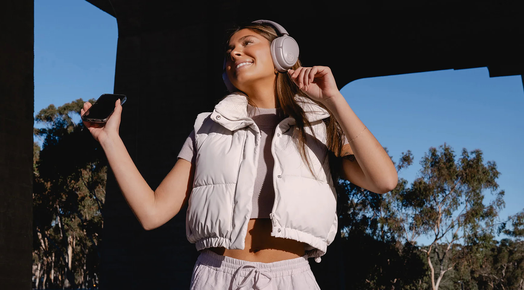 Those looking for a nice pair of wireless headphones with some pretty good features and all-day comfort for a low price will want to consider this deal on