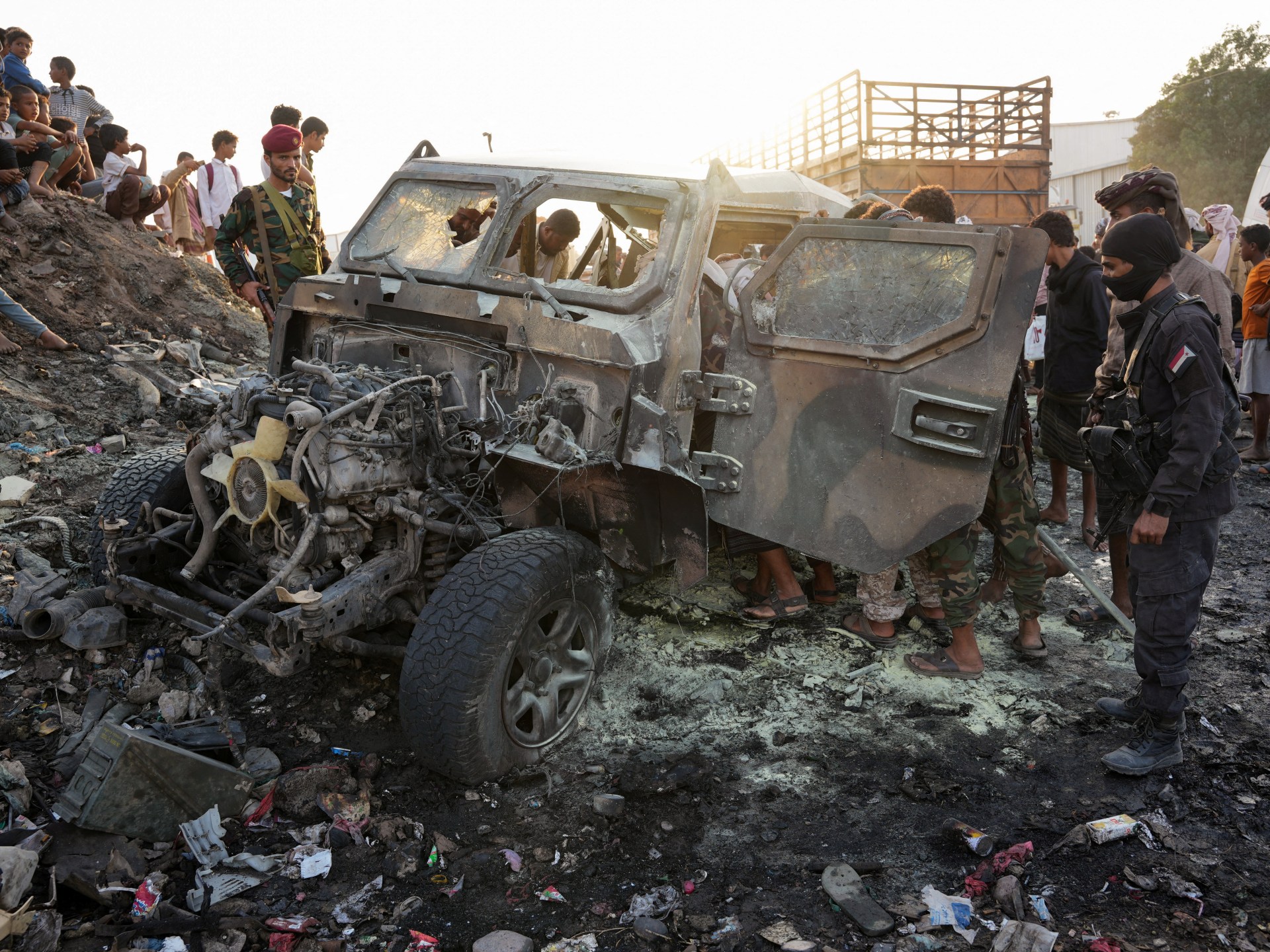 Bombing&nbsp;targeted&nbsp;convoy carrying Giants Brigades' commander, an ally of the Saudi-backed government, authorities say.