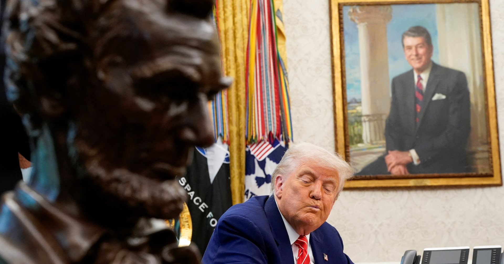 Rachael Levy / Reuters:
President Trump says “we may speak to Elon” about using Starlink to restore the internet in Iran, after the state imposed an internet blackout amid protests&nbsp; —&nbsp; U.S. President Donald Trump said on Sunday he plans to speak with billiona…