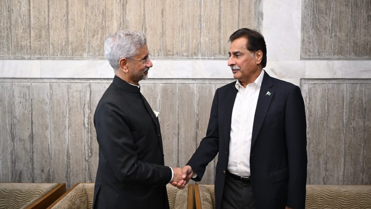 An unexpected handshake in Dhaka has prompted debate on whether India and Pakistan might restart talks in 2026.