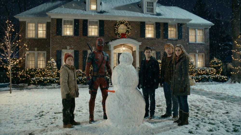 It’s the night before Christmas, and it’s time to build a snowman. But the participants in this activity aren’t just any schoolchildren — a cameras pans to Hogwarts’ finest: Harry, Hermione Ron. That’s not all.&nbsp; Ryan Reynolds’ Deadpool is there, as is Kevin M…