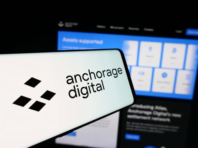 Anchorage Digital, a New York–based crypto bank, is moving to raise fresh capital as it prepares to enter public markets. According to Bloomberg, people familiar with the matter say the firm is looking to secure between $200 million and $400 million in new fu…
