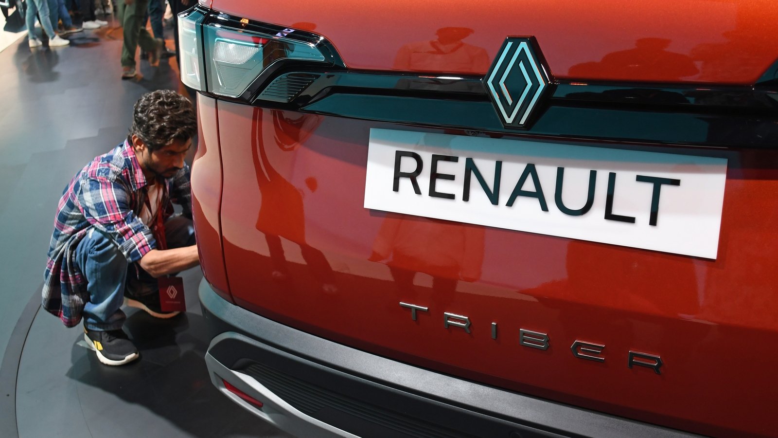 French car maker Renault Group said today that its sales volumes rose 3.2% in 2025, as strong demand for its passenger vehicles, particularly overseas, helped offset a plunge in European van sales.