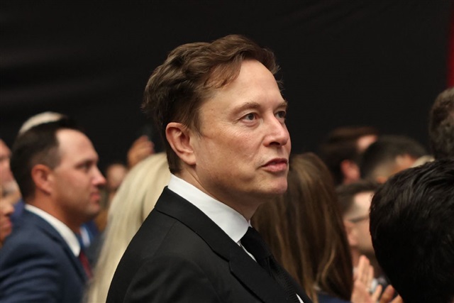 Elon Musk said Neuralink plans to begin high-volume production of its brain-computer interface implants in 2026 and shift to an almost fully automated surgical process, a move aimed at scaling the company's experimental neurotechnology beyond early clinical t…