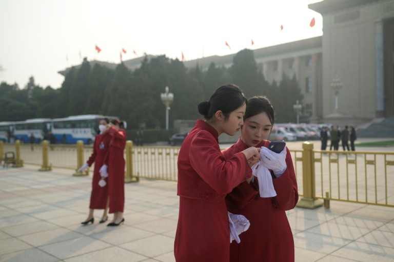 Leading Chinese artificial intelligence startup Zhipu AI soared as it went public in Hong Kong on Thursday, a day before rival MiniMax also makes its market debut in a litmus test for the country’s rapidly developing sector. Shares in Zhipu AI, which runs the…