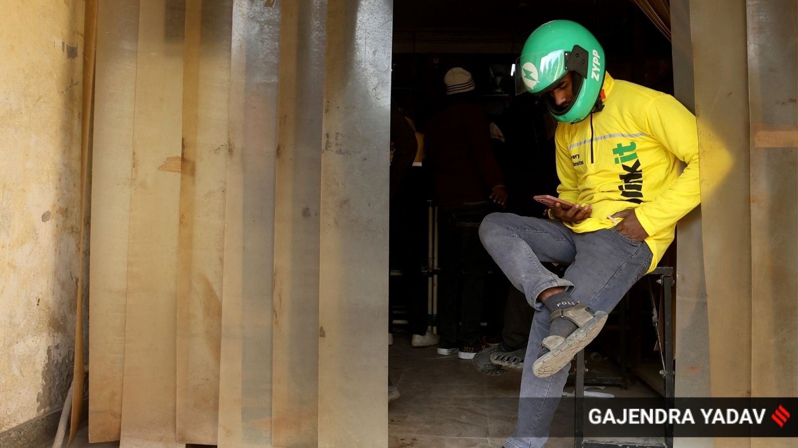 The Indian Express’s Soumyarendra Barik spent a day each as a delivery worker for Zomato, Blinkit and Swiggy, completing 23 deliveries and earning Rs 782 or Rs 34/hour. That’s the cost of India’s convenience economy: long, punishing hours for precarious earni…