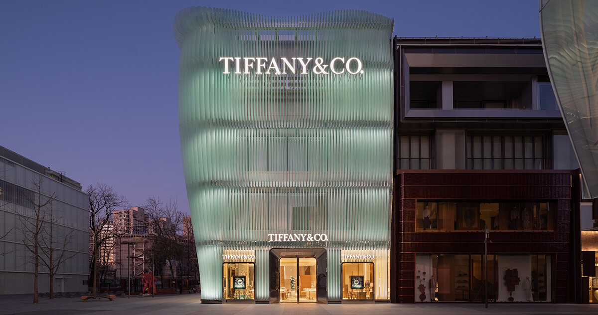 MVRDV designs the tiffany & co. beijing flagship with a luminous skin of vertical glass fins which softly glow in tiffany blue.
The post MVRDV wraps tiffany & co. beijing flagship in rippling facade of translucent glass fins appeared first on designboom | arc…