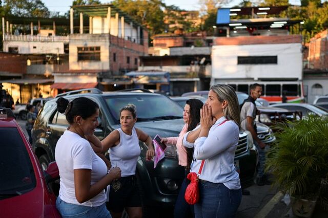 Jan 9 (Reuters) - Nine people considered political prisoners by a leading Venezuelan rights group had been released by Friday afternoon as part of an effort praised by U.… Leggi